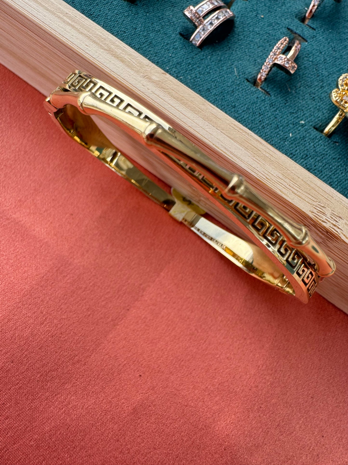 Timeles glow bangle